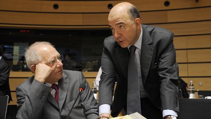 Le ministre de l'Economie fran&ccedil;ais, Pierre Moscovici (&agrave; droite), au c&ocirc;t&eacute; de son homologue allemand, Wolfgang Sch&auml;uble, le 21 juin 2013 &agrave; Luxembourg. (JOHN THYS / AFP)