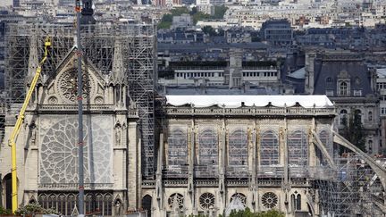 En attendant sa restauration, la cathédrale a été protégée par des bâches, afin d'éviter des infiltrations qui pourraient fragiliser sa structure. (CHESNOT / GETTY IMAGES EUROPE)