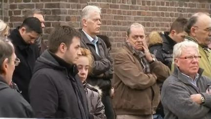 Des personnes rassembl&eacute;es &agrave; Lommel (Belgique), le 16 mars 2012, lors de la minute de silence en hommage aux victimes de l'accident de bus survenu le 13 mars en Suisse. (REUTERS)