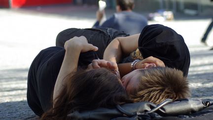 Un jeune couple partage un baiser dans la rue. (NATHANAEL CHARBONNIER / FRANCE-INFO)