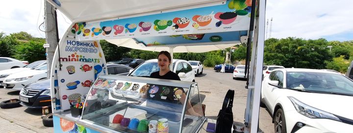 Krystyna vend des glaces sur la plage. (HAJERA MOHAMMAD / RADIO FRANCE)