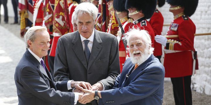 Le duc de Wellington, le prince Charles Bonaparte et le prince Blücher von Walhstatt se réconcilient en mémoire de leurs illustres ancêtres à la ferme d'Hougoumont, le 17 juin 2015
 (Thierry Roge / Belga Mag / AFP)