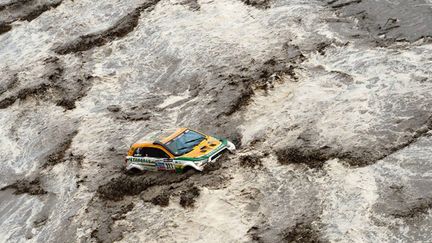 Les intempéries perturbent ce Dakar, lors de la 11e étape comme lors de la 8e étape avec ici le Brésilien Guilherme Spinelli à la traversée d'une rivière