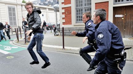 Des policiers interviennent lors de l'occupation des intermittents du spectacle &agrave; Lille (Nord), le 20 juin 2014. (PHILIPPE HUGUEN / AFP)