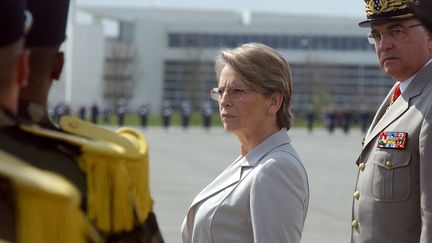 Mich&egrave;le Alliot-Marie, alors ministre de la D&eacute;fense,&nbsp;le 31 mars 2005 lors d'une c&eacute;r&eacute;monie de remises de d&eacute;corations au Futuroscope de Poitiers. (ALAIN JOCARD / AFP)