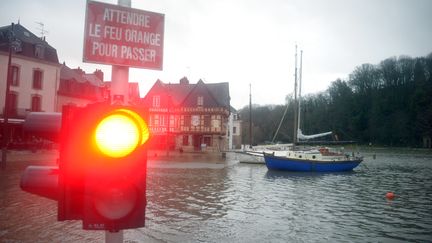 Situ&eacute; en bordure de la rivi&egrave;re d'Auray, le port Saint-Goustan (Morbihan) a les pieds dans l'eau, le 1er janvier 2014. (DAMIEN MEYER / AFP)