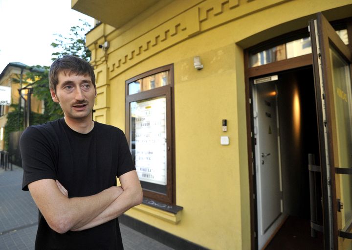 Ilko Gladshtein, 37 ans, associé directeur de KINO42, discute avec un journaliste de l'AFP lors d'une interview à Kiev, le 14 juillet 2022. (SERGEI CHUZAVKOV / AFP)