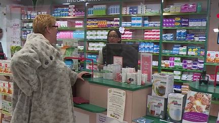 Certains médicaments sont introuvables. Les Français qui habitent près de la frontière tentent de s’en procurer à l’étranger, comme en Belgique. (France 2)