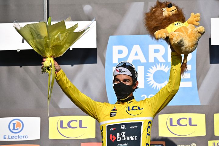 Michael Matthews sur le podium de Paris-Nice après la deuxième étape, le 8 mars 2021. (DAVID STOCKMAN / BELGA MAG / AFP)