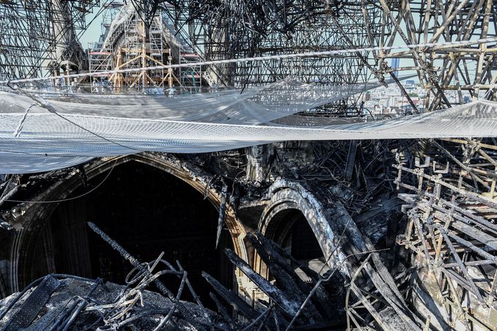 Dégâts sur une voûte de Notre-Dame, détruite par l'incendie, 17 juillet 2019 (STEPHANE DE SAKUTIN / AFP)