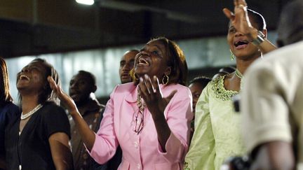 Des fid&egrave;les &eacute;coutent un pr&eacute;dicateur am&eacute;ricain, en ao&ucirc;t 2006 &agrave; Montreuil-sous-Bois (Seine-Saint-Denis), dans le cadre de rencontres organis&eacute;es par des pasteurs &eacute;vang&eacute;liques, baptistes et pentec&ocirc;tistes. (STEPHANE DE SAKUTIN / AFP)