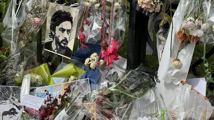 Devant les grilles du domaine de la Brûlerie à Douchy, les admirateurs d'Alain Delon se sont rassemblés et ont déposé des fleurs et des messages, samedi 24 août. (WILLIAM DE LESSEUX / RADIOFRANCE)