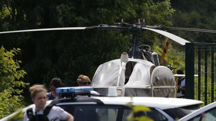 Hélicoptère utilisé pour l'évasion de Redoine Faïd de la prison de Réau en Seine-et-Marne et abandonné près de Gonesse, le 1er juillet 2018.&nbsp; (GEOFFROY VAN DER HASSELT / AFP)