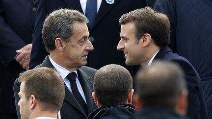 Le président élu, Emmanuel Macron, et l'ancien chef de l'Etat Nicolas Sarkozy lors des commémorations du 8-Mai, à Paris, le 8 mai 2017. (PHILIPPE WOJAZER / AFP)