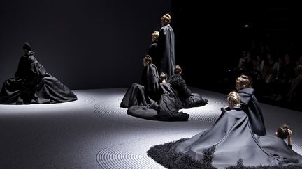 Vingt ans après leur première collection, et après une interruption de douze ans de la haute couture, ils ont présenté une collection haute couture automne-hiver 2013-14 monastique. La mise en scène évoquait le jardin du temple Ryoanji de Kyoto, l'un des plus beaux jardins de roche du Japon au sein duquel étaient installés des mannequins, entièrement vêtues de volumineux tissus noirs ressemblant à du néoprène ou rappelant la surface de la roche. 
 (Team Peter Stigter)