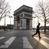 Un joggeur&nbsp;court le long de l'Arc-de-Triomphe, le 17 mars 2020, à Paris. (MAXPPP)