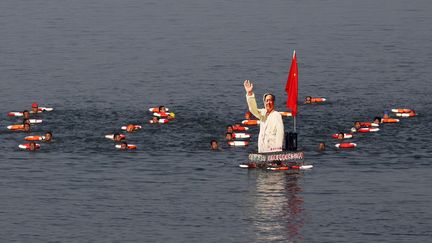 Des nageurs chinois rendent hommage &agrave; Mao Zedong en traversant &agrave; la nage la rivi&egrave;re Han, affluent du&nbsp;Yangts&eacute;, &agrave; Xianggyang (Chine),le 13 juillet 2014. (REUTERS)