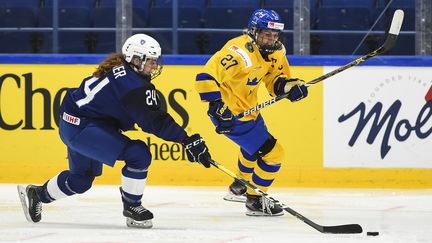 Raphaëlle Grenier et les Bleues devront réaliser une performance majuscule face à la Suède&nbsp;pour espérer se qualifier aux Jeux de Pékin 2022. (MATT ZAMBONIN / HHOF-IIHF IMAGES)