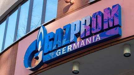 Le logo de Gazprom, le géant russe du gaz, à Berlin, la capitale fédérale allemande, le 25 février 2022. (FERNANDO GUTIERREZ-JUAREZ / DPA-ZENTRALBILD / AFP)