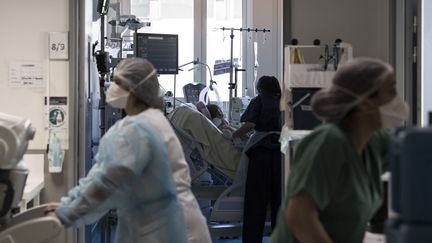 Des soigants&nbsp;travaillent dans une unité pour les patients infectés par le Covid-19 à l'hôpital AP-HP Louis Mourier à Colombes (Hauts-de-Seine), le 9 novembre 2020 (photo d'illustration). (ALAIN JOCARD / AFP)