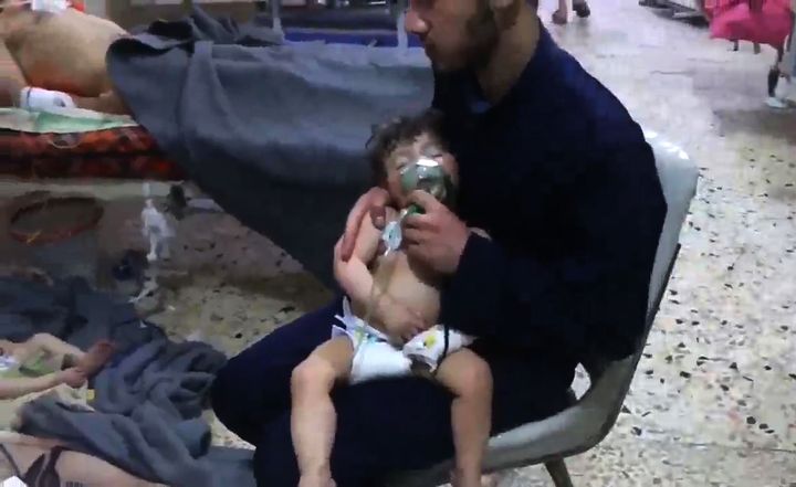 Capture d'écran d'une vidéo montrant un bébé placé sous assistance respiratoire dans un hôpital de Douma (Syrie), après une attaque chimique présumée. (SYRIA CIVIL DEFENCE / AFP)