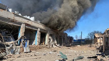 Un bâtiment visé par une attaque de missile dans la région de Kharkiv, le 10 avril 2024. (TELEGRAM / @SYNEGUBOV / AFP)