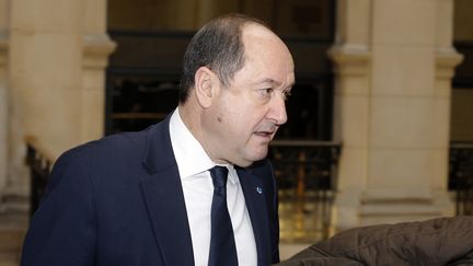 Bernard Squarcini, l'ancien "patron" de la Direction centrale du renseignement int&eacute;rieur, arrive &agrave; son proc&egrave;s, le 18 f&eacute;vrier 2014, au tribunal de grande instance de Paris. (FRANCOIS GUILLOT / AFP)