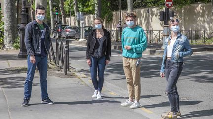 Un groupe de jeunes masqués dans une rue. Photo d'illustration. (BSIP / UNIVERSAL IMAGES GROUP EDITORIAL)