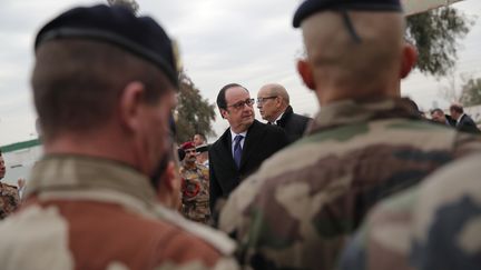 François Hollande et Jean-Yves Le Drian passent des soldats français en revue, le 2 janvier 2017, à l'aéroport de Bagdad (Irak). (REUTERS)