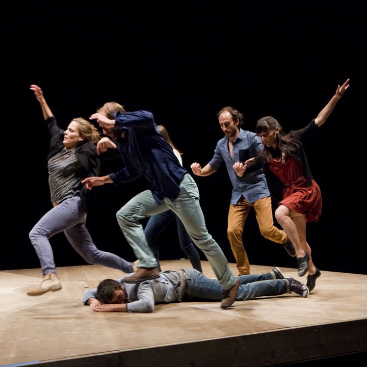 "Celui qui tombe" de Yoann Bourgeois sur la scène de l'opéra de Lyon 
 (Biennale de la danse / Cie Yoann Bourgeois)