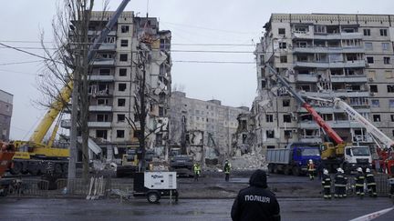 Des équipes de secours interviennent lundi 16 janvier après le bombardement russe sur un immeuble de la ville de Dnipro, à l'est de l'Ukraine, samedi 14 janvier. (VITALII MATOKHA / AFP)