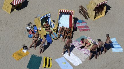 Bain de soleil sur les bords de la mer Baltique (Allemagne), le 9 juin 2014. (FABIAN BIMMER / REUTERS)