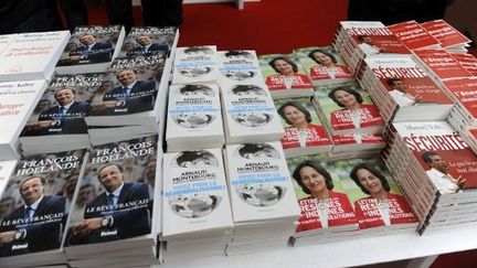 Les livres écrits par des responsables socialistes dont François Hollande (JEAN-PIERRE MULLER / AFP)