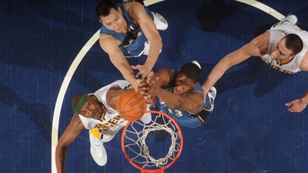 James Posey (en bas à gauche) sous le panier (RON HOSKINS / NBAE / GETTY IMAGES)