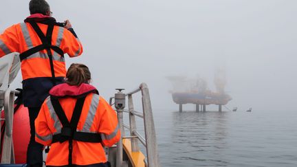 Le bateau chantier Aeolus commence les travaux de forage pour l'implantation des éoliennes offshore en baie de Saint-Brieuc (Finistère), en juin 2021. (MAXPPP)