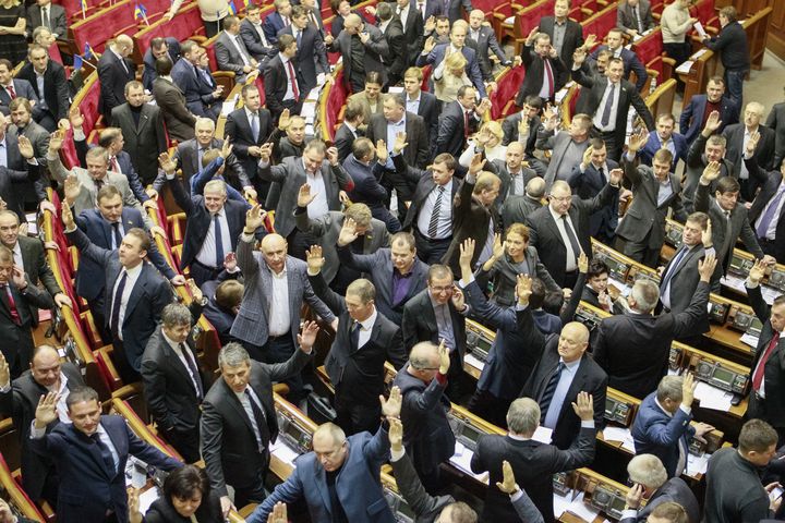 Les d&eacute;put&eacute;s du Parti des r&eacute;gions favorables au pr&eacute;sident Ianoukovitch votent &agrave; main lev&eacute;e, le 16 janvier 2014. (GLEB GARANICH / REUTERS)