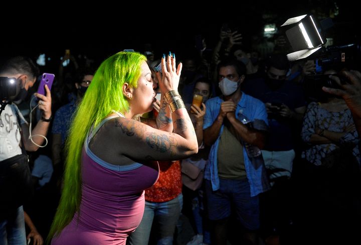 L'artiste de reggaeton Dianelys Alfonso, mieux connue sous le nom de "La Diosa", fait partie des manifestants. (YAMIL LAGE / AFP)