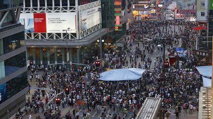 Des manifestants pro-d&eacute;mocratie bloquent l'une des principales art&egrave;res du quartier de&nbsp;Mongkok &agrave; hong Kong, le 4 octobre 2014. ( BOBBY YIP / REUTERS)