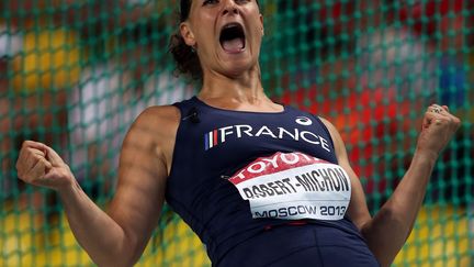 L'athl&egrave;te Melina Robert-Michon c&eacute;l&egrave;bre sa victoire aux mondiaux d'athl&eacute;tisme, le 11 ao&ucirc;t 2013. (ADRIAN DENNIS / AFP)