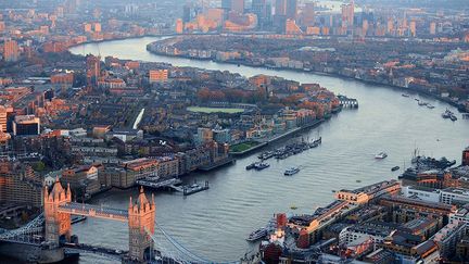 c’est le monde entier, le brassage permanent de multiples cultures. Le charme de la mégapole anglaise tient en grande partie à cette mixité. Les quartiers populaires s’imbriquent dans les quartiers bourgeois. Londres, c’est évidemment la finance avec la City. Mais ce sont aussi les créateurs en tous genres, sans oublier l’anachronique monarchie à laquelle nombre de ses habitants sont profondément attachés. Cette ville de liberté, de créativité est également en tête des autres cités européennes en matière de services, de finance et d’innovation technologique. (Editions de La Martinière / Frédéric Soltan - Dominique Rabotteau)