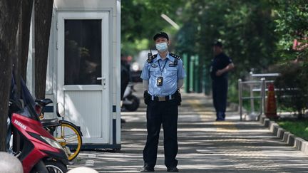 Un officier de la police chinoise à Pékin, le 9 mai 2023. (GREG BAKER / AFP)