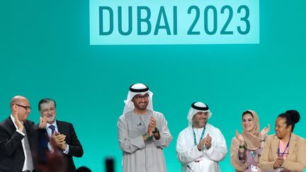 Sultan Al Jaber, le Président de la COP28, sur scène avant une session plénière lors du sommet de la COP28, à Dubaï. (GIUSEPPE CACACE / AFP)