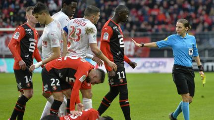 Stéphanie Frappart s'est imposée dans le football professionnel en devenant la première arbitre femme de Ligue 2 puis de Ligue 1. (PHILIPPE RENAULT / MAXPPP)