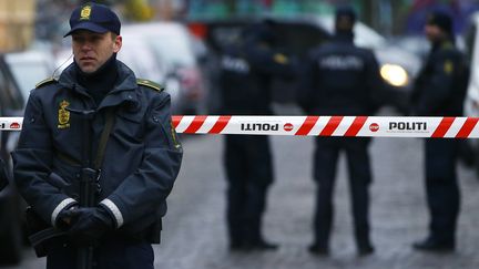 Des policiers se tiennent devant l'entr&eacute;e d'un cybercaf&eacute; de Copenhague, o&ugrave; deux personnes ont &eacute;t&eacute; arr&ecirc;t&eacute;es, le 15 f&eacute;vrier 2015, au lendemain de deux attentats qui ont co&ucirc;t&eacute; la vie &agrave; deux hommes. (LEONHARD FOEGER / REUTERS)