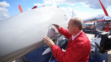 Le président turc Recep Tayyip Erdogan signe un drone Bayraktar, en septembre 2019. (MUHAMMED ENES YILDIRIM / ANADOLU AGENCY)