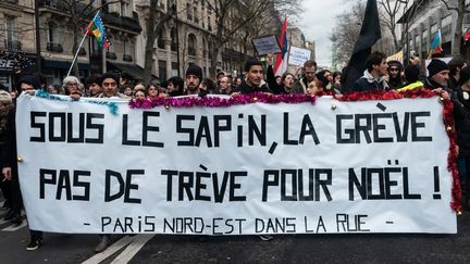 Des manifestants contre la réforme des retraites, le&nbsp;17 décembre 2019 à Paris. (SAMUEL BOIVIN / NURPHOTO / AFP)