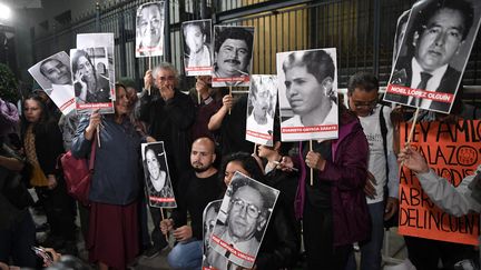 Des journalistes rassemblés à Mexico, au Mexique, le 11 juillet 2022, pour protester contre les violences faites aux professionnels de l'information. (CLAUDIO CRUZ / AFP)