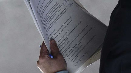 Selon ce document d'un conseiller de David Cameron et publi&eacute; par plusieurs m&eacute;dias le 4 mars 2014, Londres s'opposerait &agrave; des sanctions commerciales contre Moscou. (STEVE BACK/REX/REX/SIPA / REX)