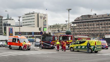 Des secouristes finlandais sur une place de Turku&nbsp;(Finlande), où un homme a poignardé plusieurs personnes le 18 août 2017. (RONI LEHTI / AFP)