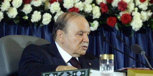 Très affaibli, Abdelazziz Bouteflika a tout de même été réélu avec 81,53% des voix. (AFP PHOTO / FAROUK BATICHE)